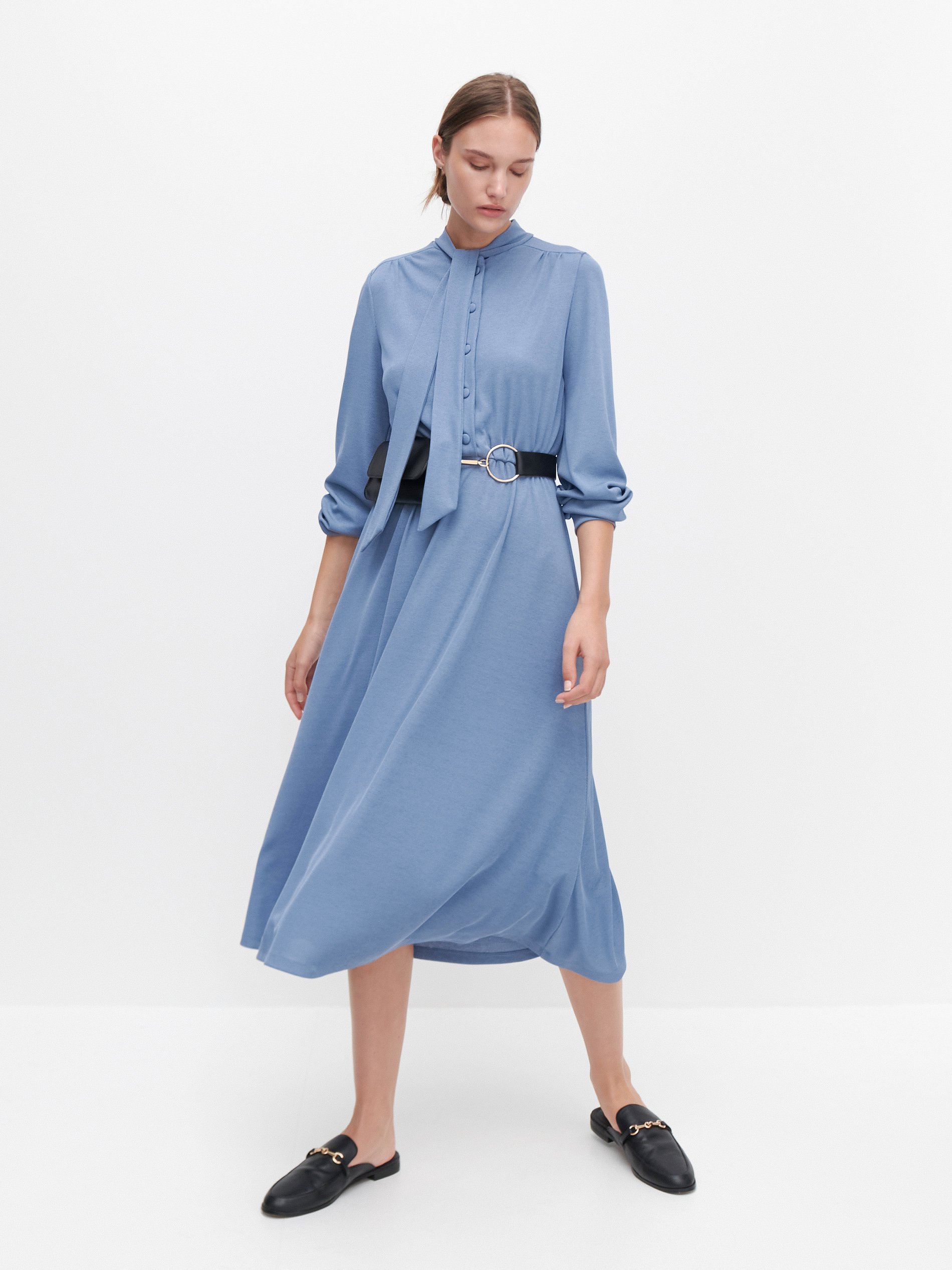 Kleid mit Bindung Am Hals