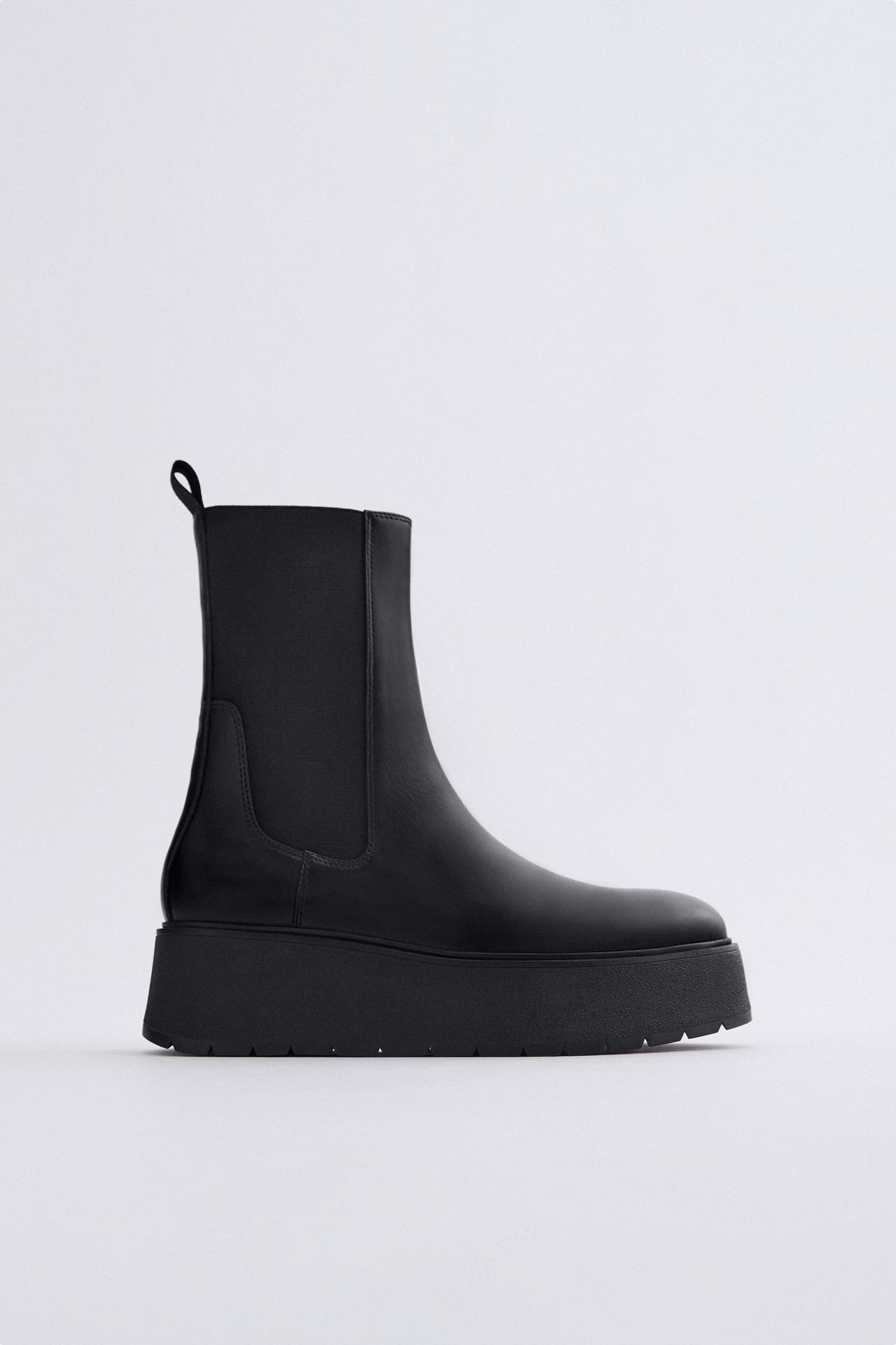FLACHE LEDERSTIEFELETTE MIT PLATEAU