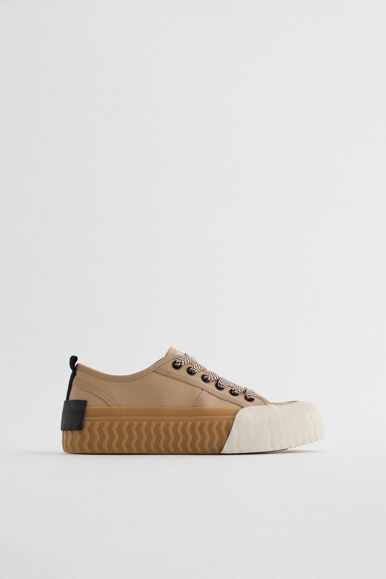 SNEAKER MIT STRUKTURMUSTER AN DER SOHLE