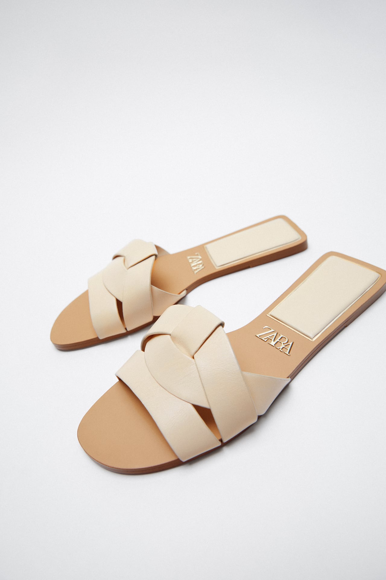 FLAT LEATHER CRISS-CROSS STRAP SANDALS