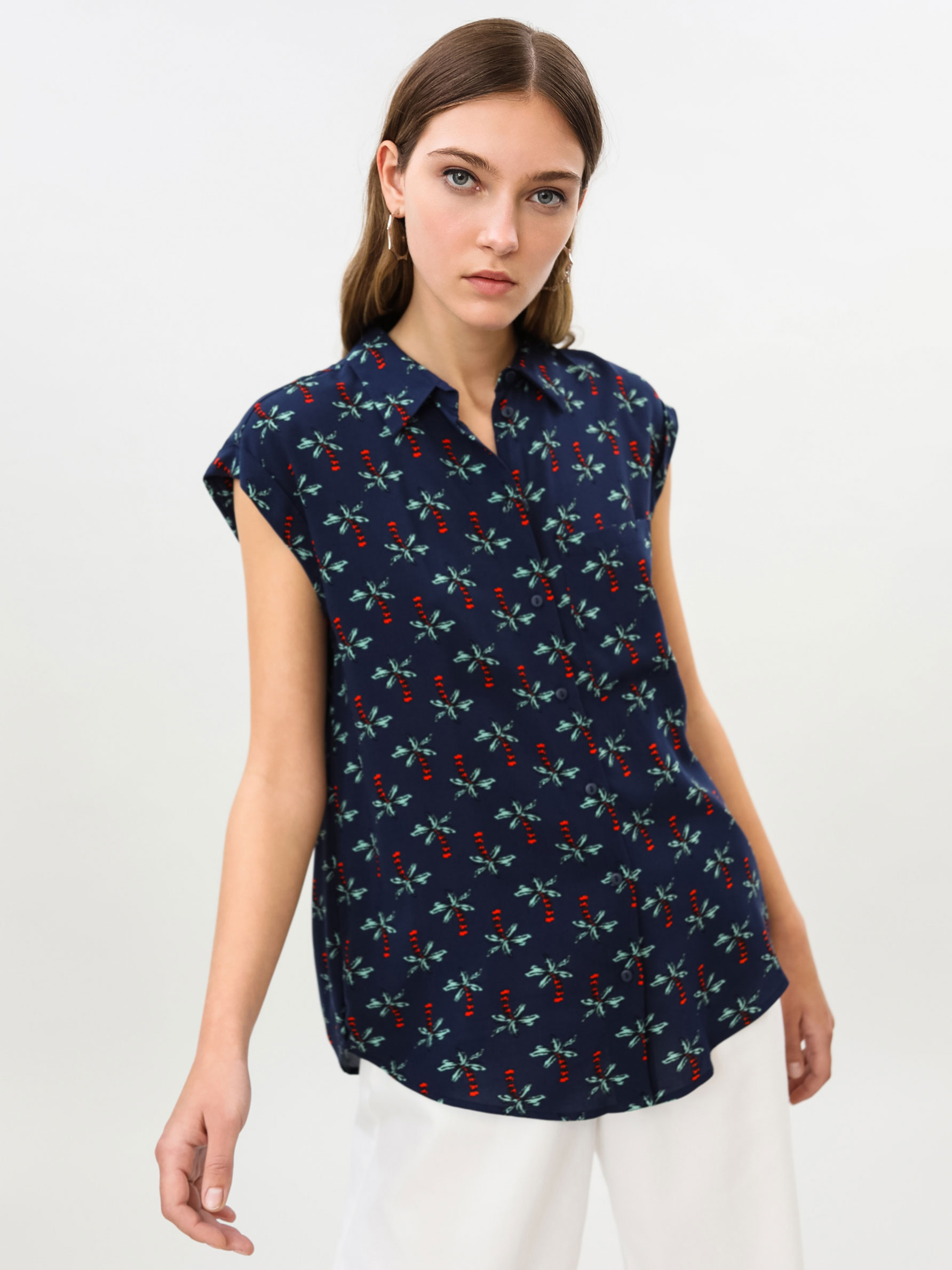 Sleeveless shirt