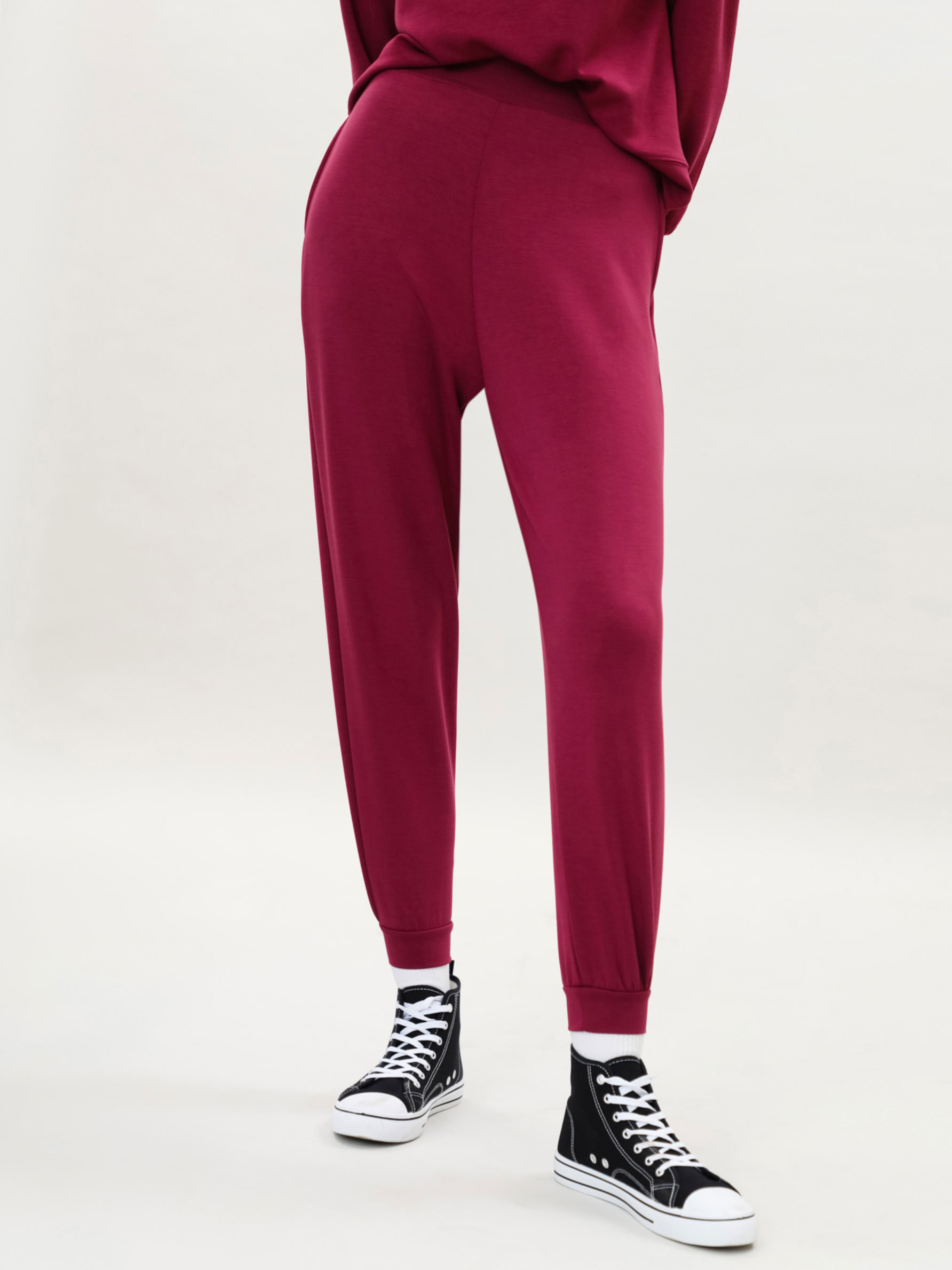 Sporty jogging trousers
