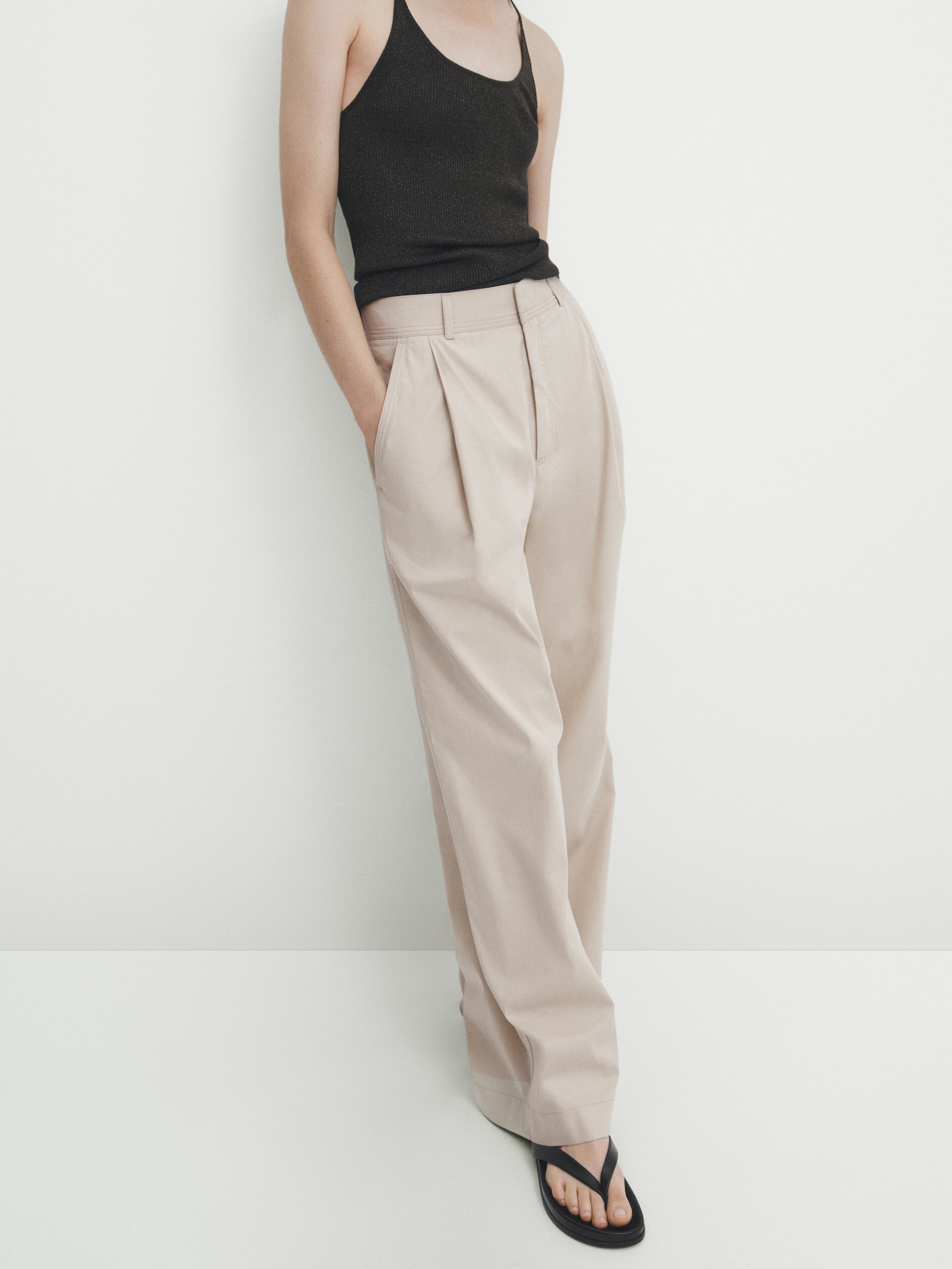 https://www.massimodutti.com/es/pantalon-ancho-popelin-pinzas-l05036636#colorId=711