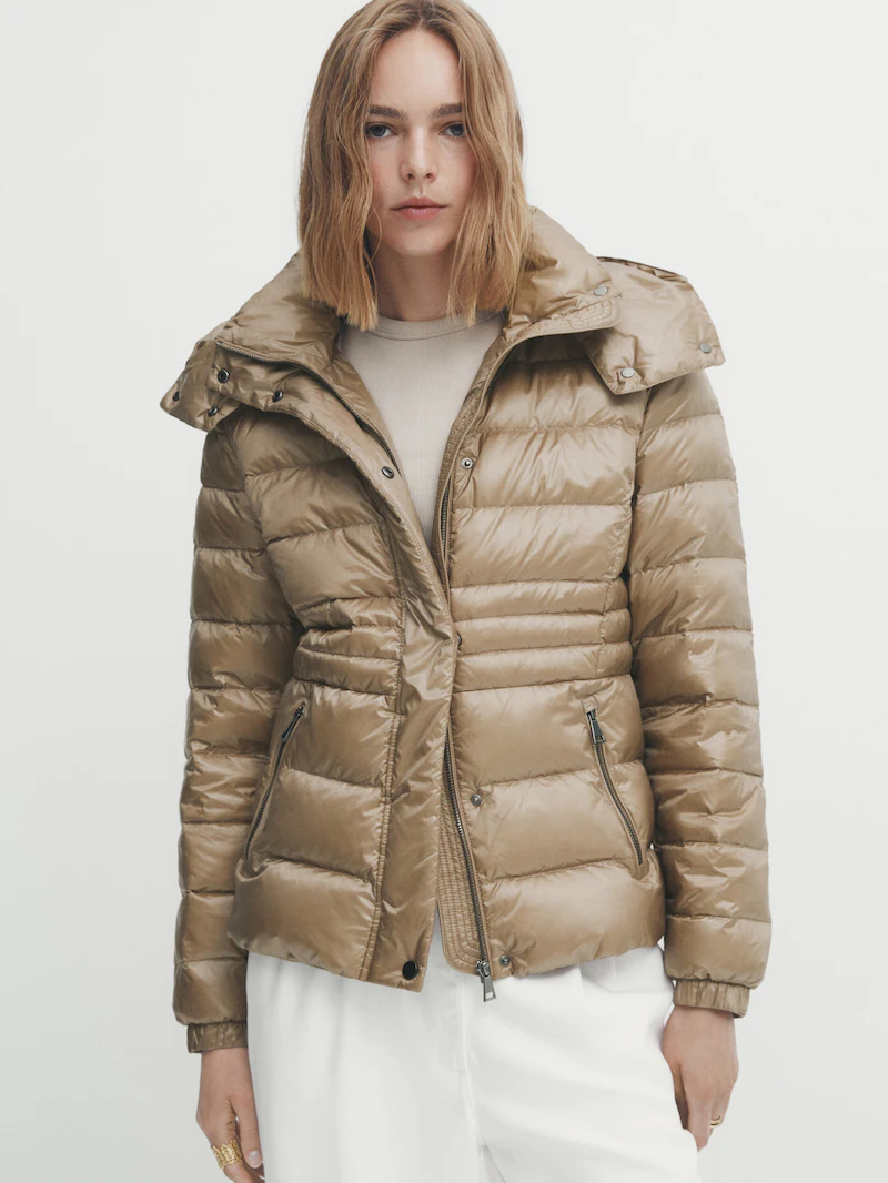 CHAQUETA RELLENO PLUMÓN Y PLUMAS CAPUCHA