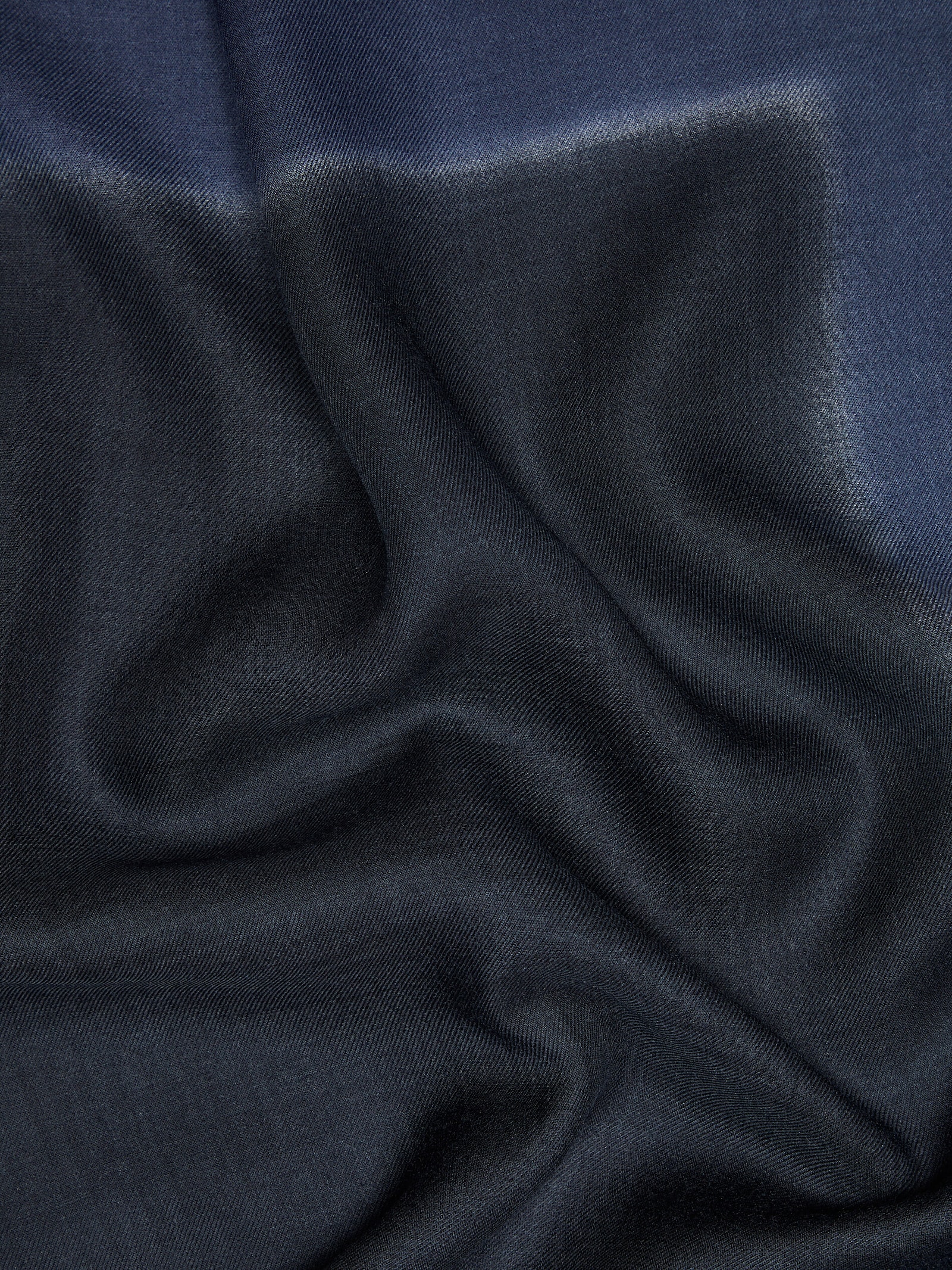 https://www.massimodutti.com/es/en/contrast-scarf-l06312717