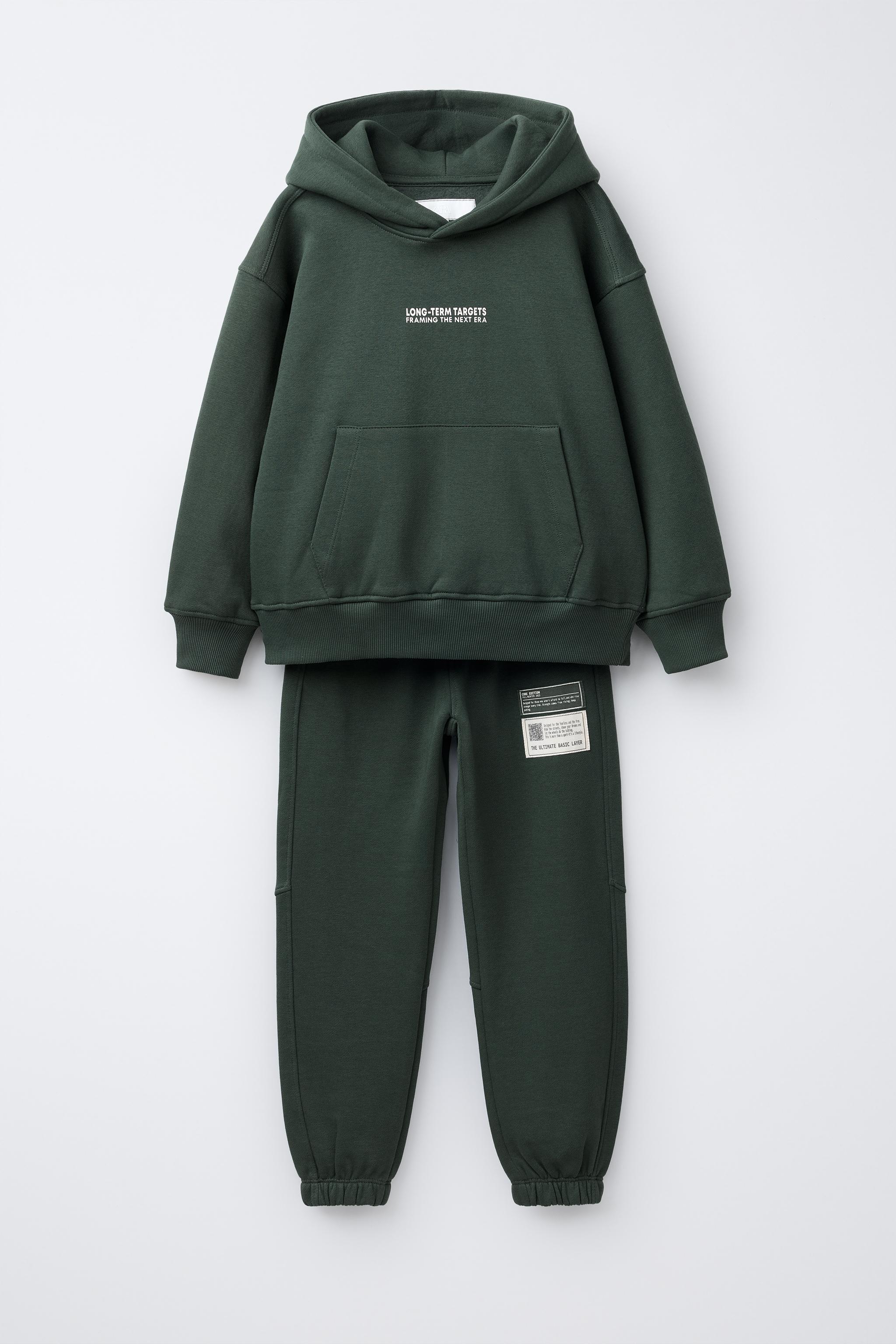 CONJUNTO SUDADERA CAPUCHA Y PANTALÓN JOGGER ETIQUETAS